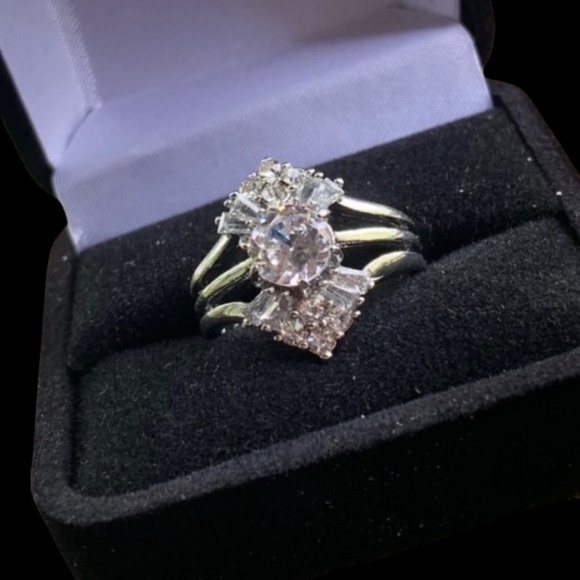 ‼️LAST CHANCE 12/31 ‼️ STERLING SILVER CUBIC ZIRCONIA RING - Picture 3 of 8